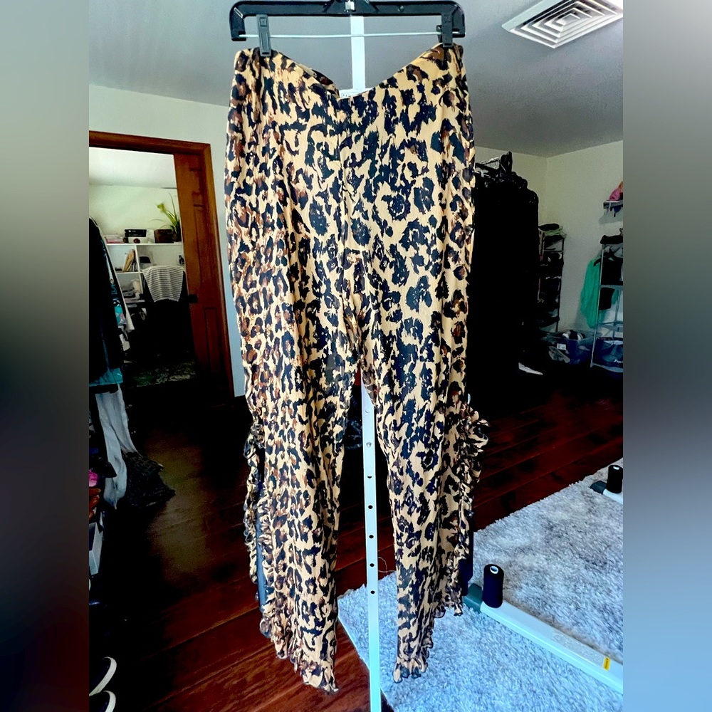 Couture silk leopard print Pants w Ruffled Bottom size 6